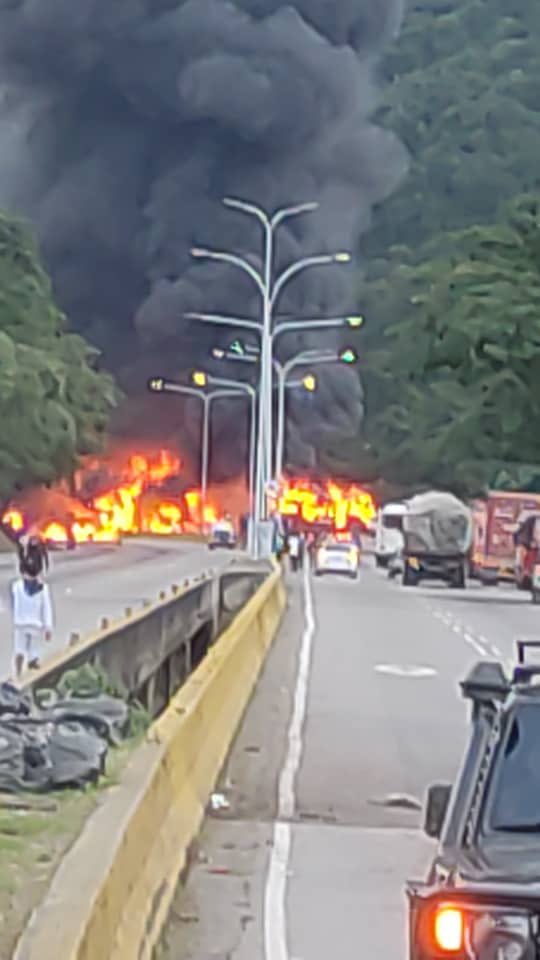 Otra tragedia enluta el país ¿cuáles son las variables involucradas? alcabalas improvisadas, no capacitación en conductores de  empresas transportistas en materia de riesgos y seguridad, desperfectos en la vía. ¿Quién responderá por las pérdidas? #GMA #solucioneslegales