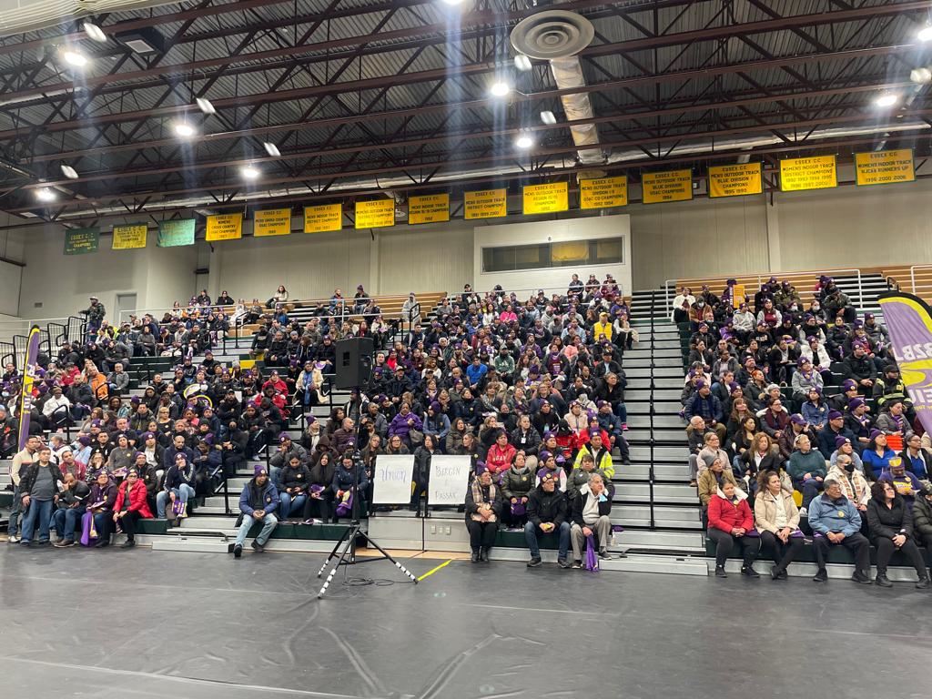 32BJNewJersey's tweet image. NOW - Thousands of commercial building cleaners are gathered here in Newark to DEMAND a fair contract that includes:
✅We need fair wages that keep up with inflation,
✅Healthcare
✅Stronger pensions
✅Paid time off
✅Anti-discrimination protections for immigrant and POC workers