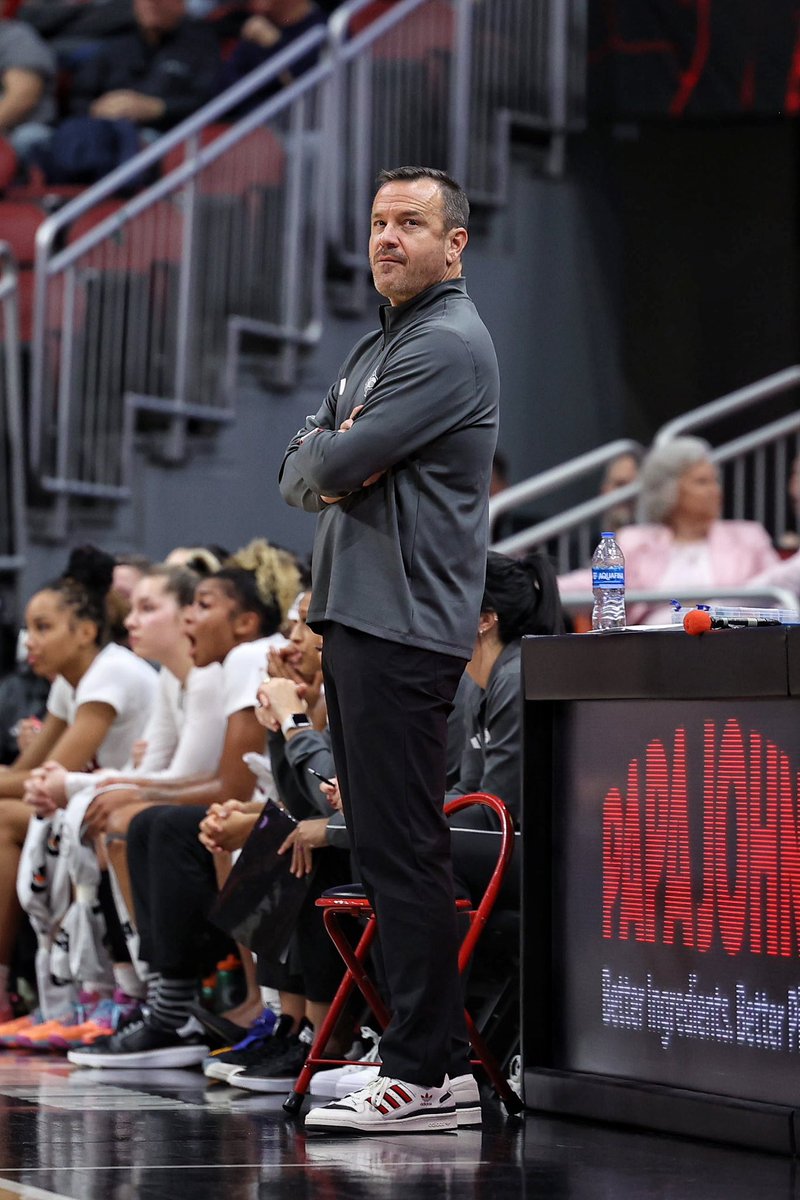 Jeff checking his heart rate to be sure he’s alive after the zombie level start the Cards had. Gotta imagine it will be lively in the locker room… @UofLSheriff50 @chrissy_banta