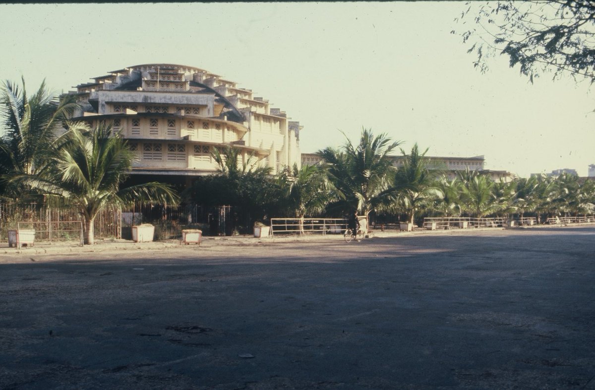The empty Central Market in Phnom Penh - December 1978 in Pol Pot’s #Cambodia #KhmerRouge.
