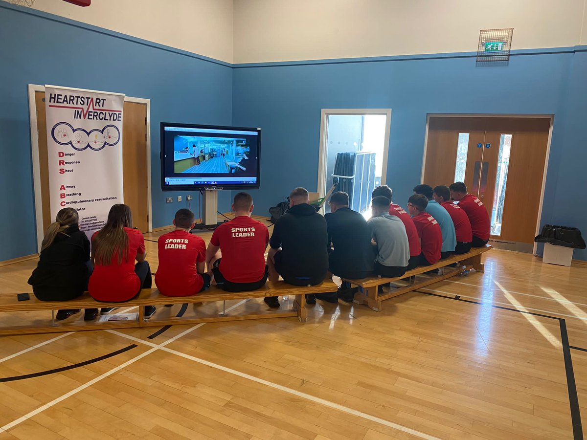stcolumbaPEdept's tweet image. Day 1 of Heartstart training for our Sports Leaders today! #howtosavealife!#emergencylifesavers Thank you Angela one again for training our young people!@NHSGGC @_stcolumba