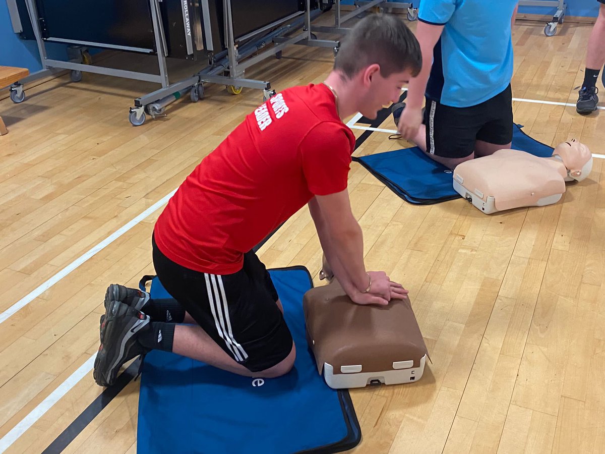 stcolumbaPEdept's tweet image. Day 1 of Heartstart training for our Sports Leaders today! #howtosavealife!#emergencylifesavers Thank you Angela one again for training our young people!@NHSGGC @_stcolumba