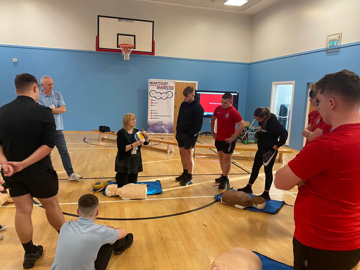 stcolumbaPEdept's tweet image. Day 1 of Heartstart training for our Sports Leaders today! #howtosavealife!#emergencylifesavers Thank you Angela one again for training our young people!@NHSGGC @_stcolumba