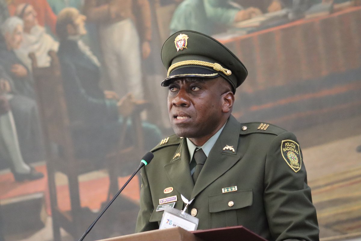 #VengaLeCuento| Él es el mejor policía de Colombia en el 2022: reconocimiento al Capitán Parménides Palacios Rentería. 

Hoy, celebramos la dedicación del Capitán Parménides Palacios Rentería en la promoción de la paz y la cultura en las comunidades Negras, Afrocolombianas,