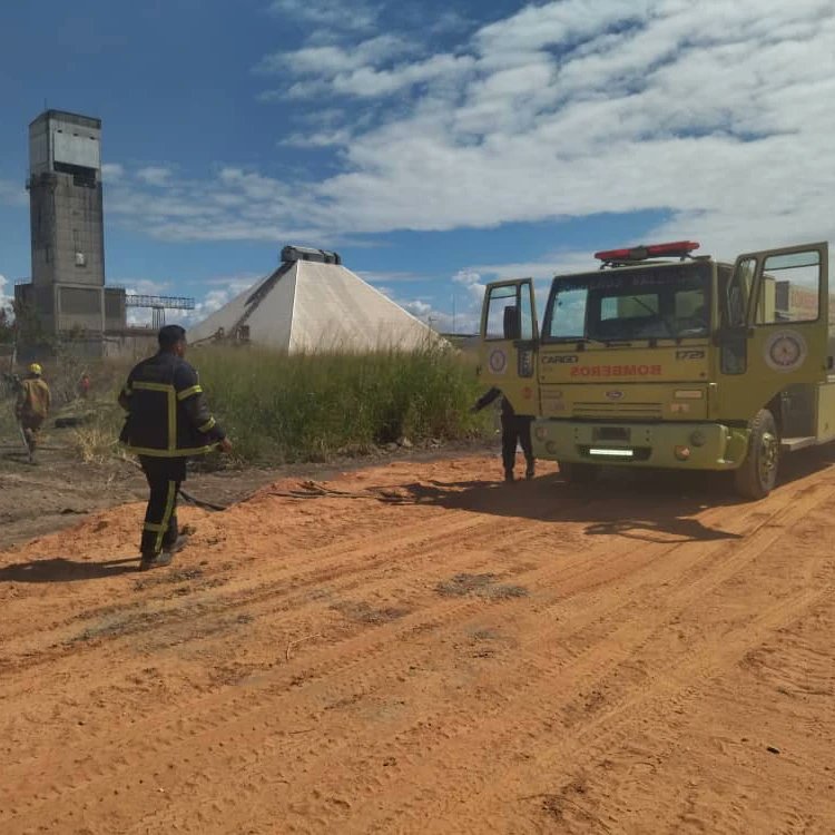 #entérate 🗣️ Nuestros efectivos del Sistema Nacional de Gestión de Riesgos controlaron incendió de Vegetación y Desechos Sólidos en la Zona Industrial Norte Empresa Capril, controlado en su totalidad.

#soloqueremossalvarvidas
#proteccioncivilsomostodos