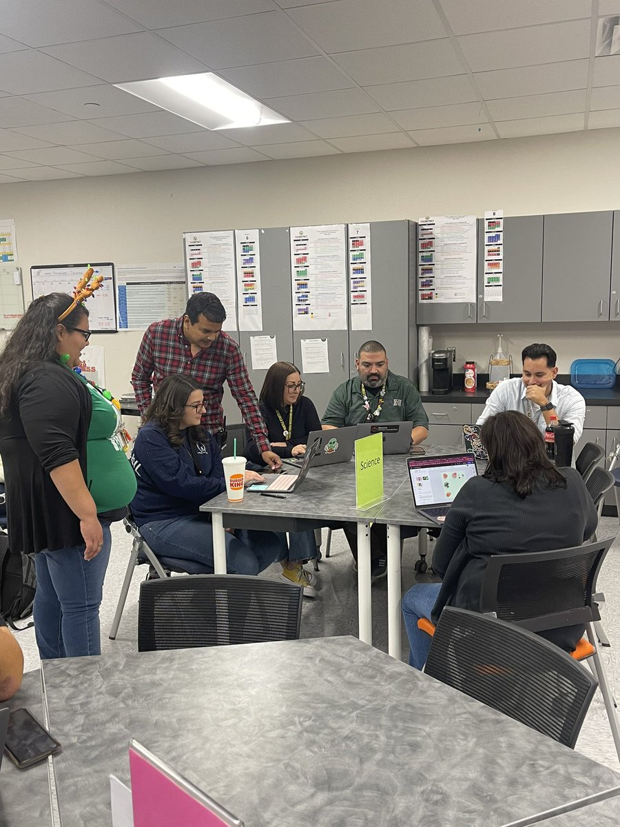 Our IT and librarian delivered some great Adobe PD to our teachers today. @TheParkMS @jortiz_P_ @pmslibraryeptx @mmaldonado112
