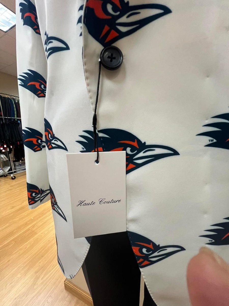 Phil Zavala has created another masterpiece. Check out the new @UTSA custom jacket for @CoachTraylor 😮 🤙🏈🪡🧵#imageaveclothiers #birdsup @UTSAFTBL