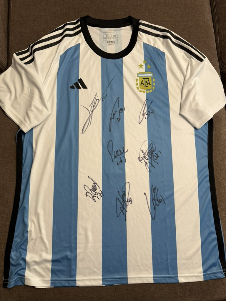 Sorteamos la camiseta de la Selección Argentina firmada por el plantel campeón del Mundo. @noblex nos trae la firma del capitán Leo Messi a un año de la Copa del Mundo. Para participar: Seguir a @noblexar y @gastonedul Mencionar a un amigo/a con #ReviviendoLaCopa La sorteamos