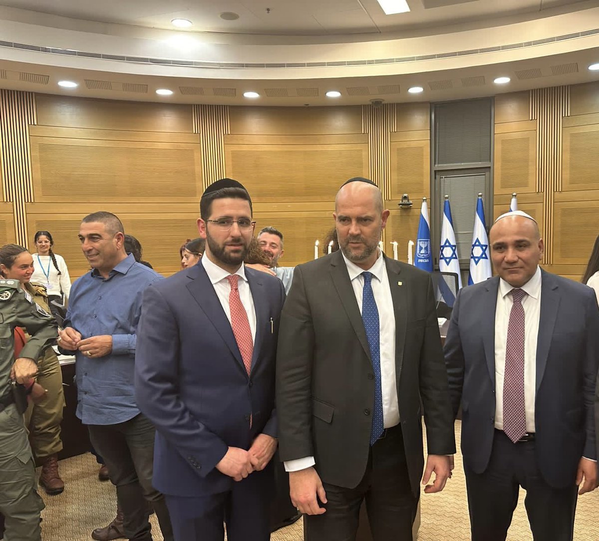 Acompañe al Senador Nacional <a href="/JuanManzurOK/">Juan Manzur</a> al parlamento israelí <a href="/KnessetT/">ערוץ כנסת</a> donde fuimos recibidos por su presidente, <a href="/AmirOhana/">Amir Ohana - אמיר אוחנה</a>, y pudimos escuchar testimonios desgarradores de héroes del ataque terrorista del 7 de octubre.