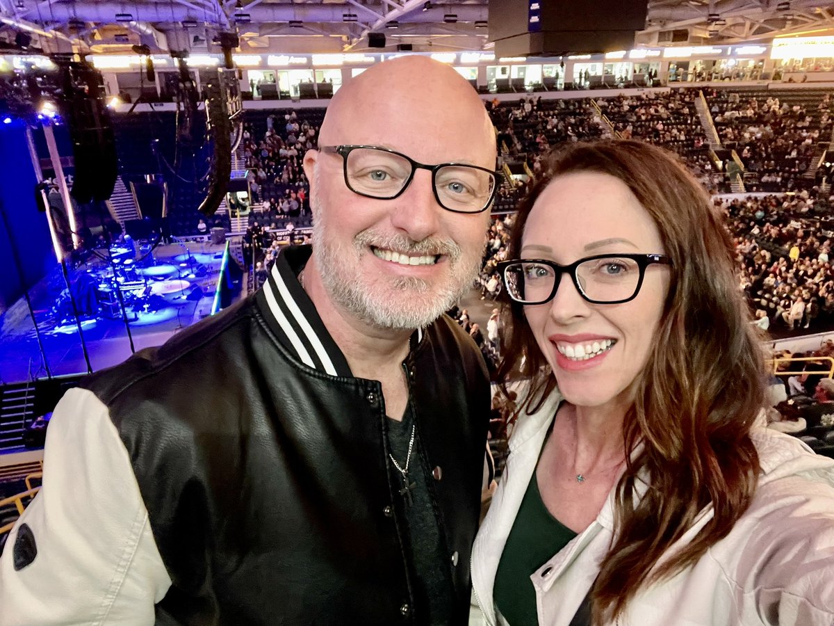 Date night at the #SteveMillerBand concert with my wife at @HertzArena_ 🎼🎸🥁❤️