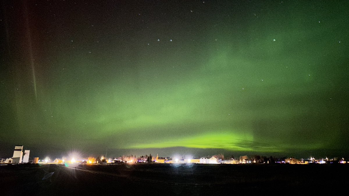 She’s out tonight! 💚#auroraborealis #northernlights #spaceweather #shareyourweather