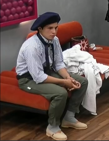Yo en el acto de la escuela a las 8 de la mañana

#GranHermano