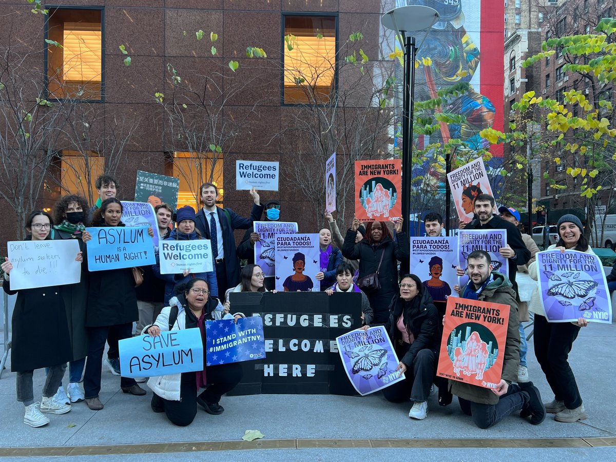 We went to @SenGillibrand and @SenSchumer's NY offices to discuss the importance of protecting #asylum. We weren’t allowed up and no one would come down to speak with us, so we made ourselves heard! 
📢Senators, your constituents want to talk.
@ACLU @NYCLU @thenyic @IEquality