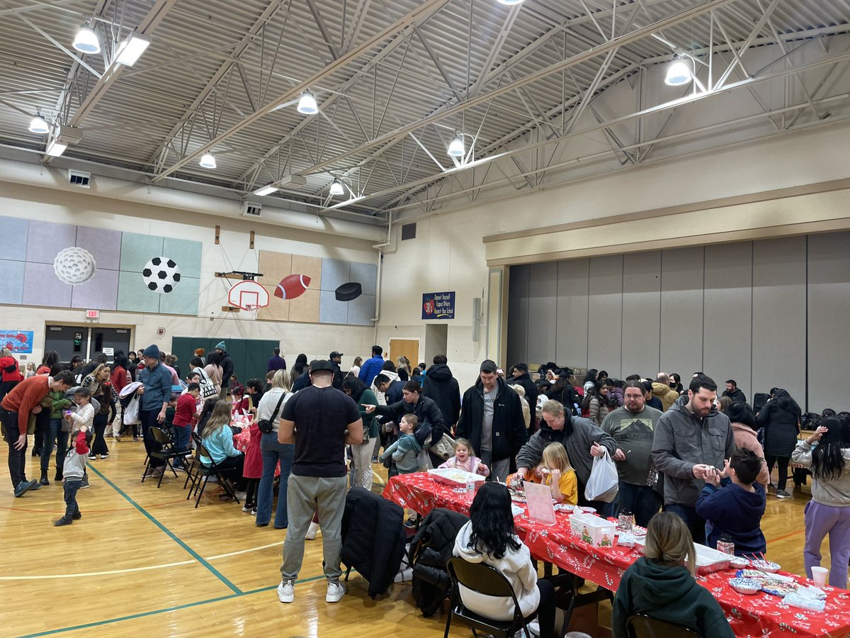DeerfieldNovi's tweet photo. Holiday nights at Deerfield: crafts, shopping, cocoa and a special performance by our new 3rd/4th grade choir. Fun for all! #DFCares https://t.co/GxxqL9KKSF