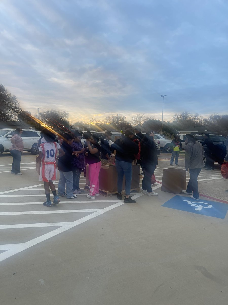 What a beautiful way to close out the day with @OBanion_Bisons giving back! Monthly food bank distribution and our Young Gentleman’s club providing donated (all thanks to the amazing OB staff) toys, clothes, shoes, toiletries and more! We 🧡our community!🧡💙🦬