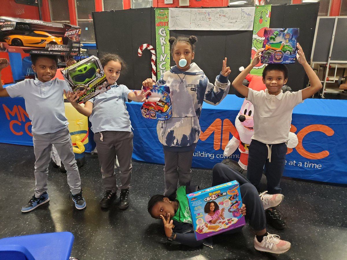 Next up! We stopped by Edenwald Community Center to give out toys and spread some holiday cheer. Lots of happy faces and smiles! It would not be possible without our partners at @MMCCenter and @UJAfedNY.