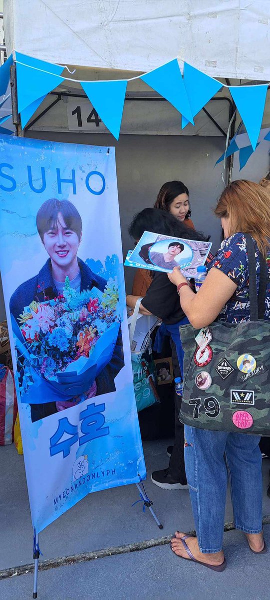 EXOLArcade's tweet photo. SUHO booth is now open! ๐ฅณ
Punta lang kayo sa FAN ZONE Area & visit Tent 14 for the claiming of freebies! ๐ท
Let's have fun & be more excited for our dear Suho. ๐ฅฐ
EXO, Saranghaja!๐ท
#EXOLARCADE #AAA2023inPH #SUHO #EXO #EXOLs @weareoneEXO https://t.co/JnRCbwBipg