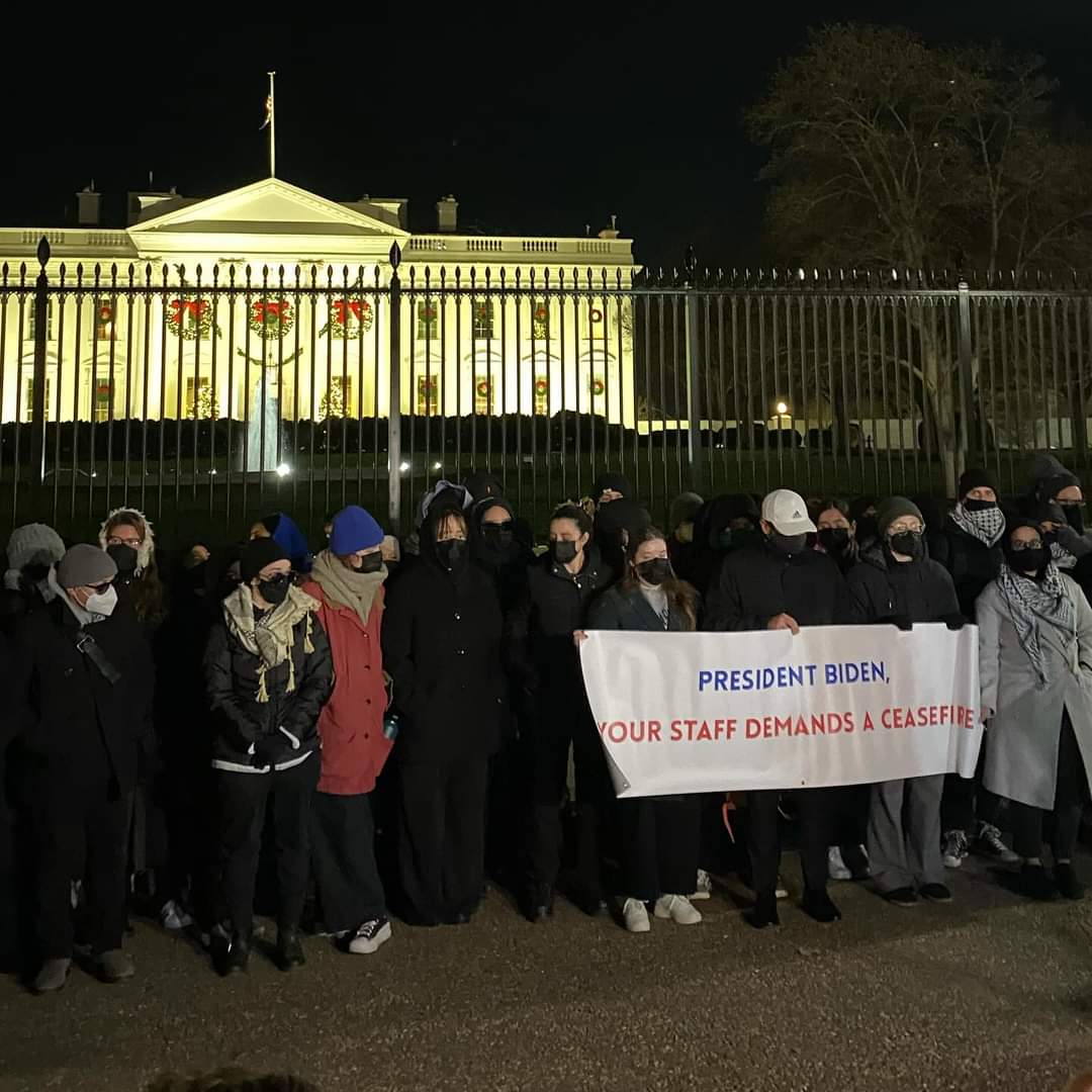 This is unprecedented as far as I know. It is, in fact, historic. Biden staffers organized a vigil outside the #WhiteHouse calling on their boss to call for a ceasefire. Wow! And to the staffers, thank you so much!