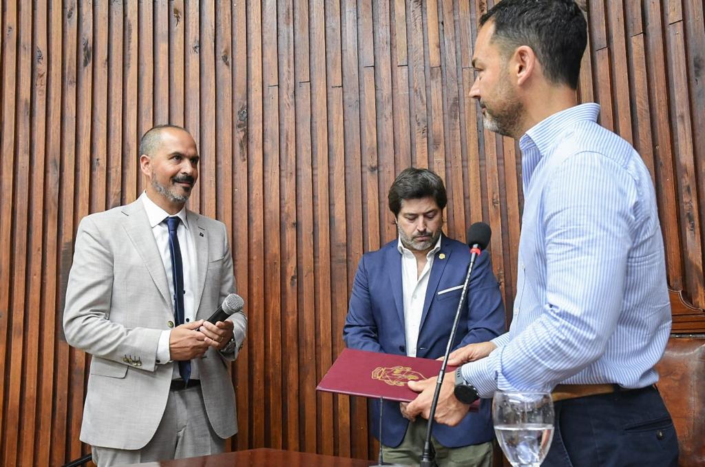 Hoy participé de la ceremonia de toma de juramento de <a href="/turco_abdenur/">Christian Abdenur</a> y <a href="/diegoperetti01/">Diego E. Peretti</a> como Jueces del Tribunal Administrativo de Faltas Municipal.
El acto fue presidido por el intendente <a href="/jmedurand/">Emiliano Durand</a> y estuvieron presentes otras autoridades municipales. 
¡Muchos éxitos a ambos!