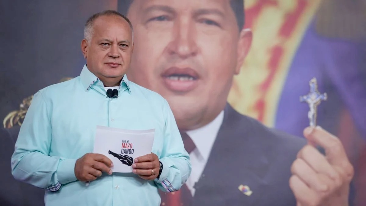 #EnFoto📷| Durante el programa <a href="/ConElMazoDando/">Con el Mazo Dando</a>, el Primer Vicepdte. del PSUV, <a href="/dcabellor/">Diosdado Cabello R</a> expresó sus condolencias a los familiares y amigos de los fallecidos y heridos a causa del accidente ocurrido este #13Dic en la autopista Gran Mariscal de Ayacucho, en el sector Araguaney de