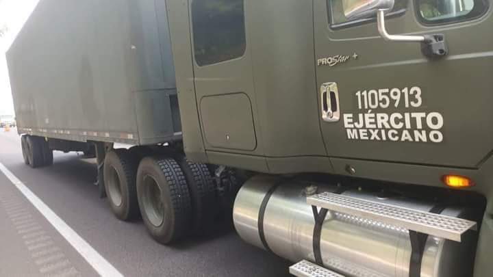 azucenau's tweet image. Se registró la volcadura de un tráiler perteneciente a la SEDENA, en la autopista México-Acapulco, que transportaba víveres para los damnificados del #HuracánOtis