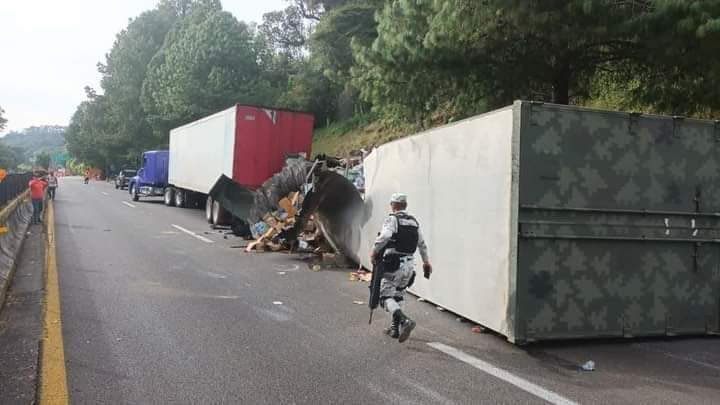 azucenau's tweet image. Se registró la volcadura de un tráiler perteneciente a la SEDENA, en la autopista México-Acapulco, que transportaba víveres para los damnificados del #HuracánOtis