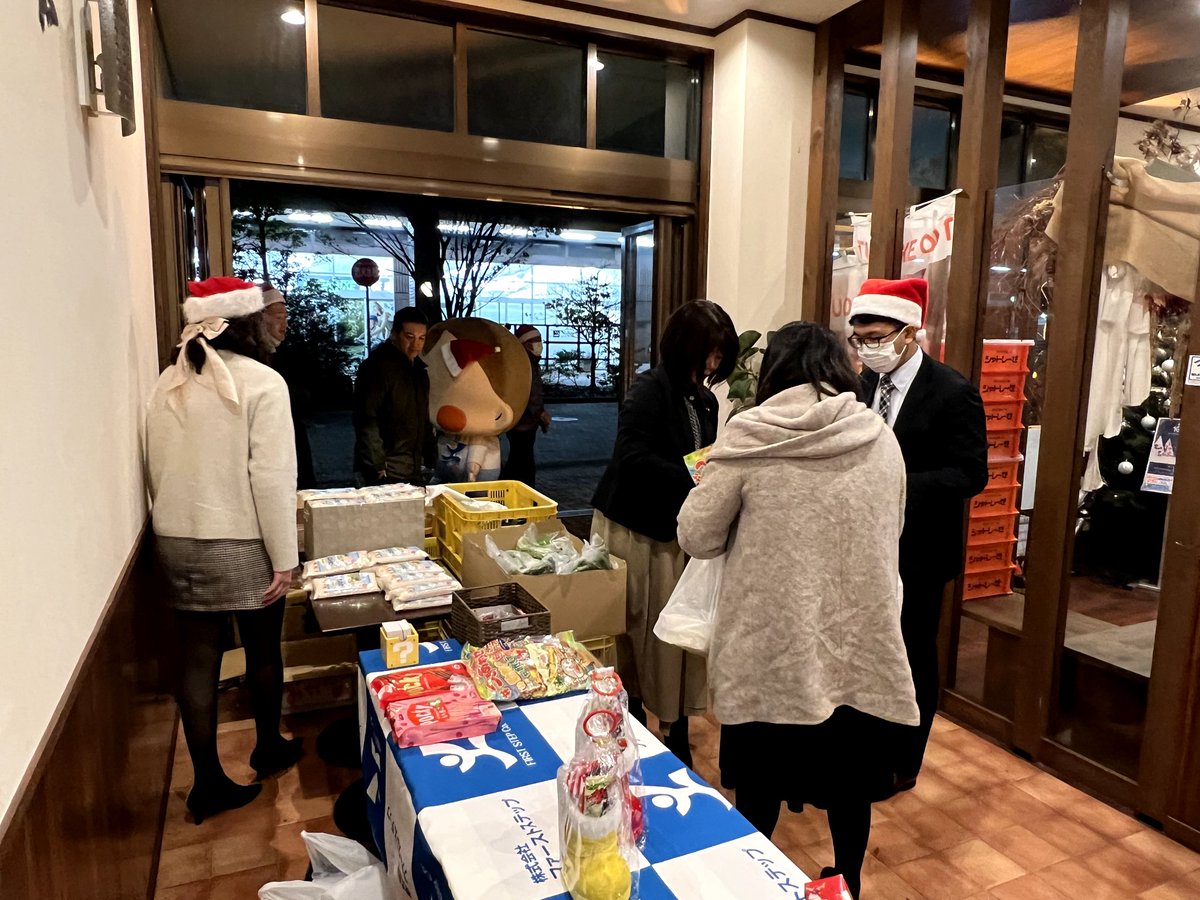 Firststep_mie's tweet image. おはポ！四日市は☀️

昨日は毎年恒例！
四日市子ども食堂55様で
クリスマスイベントを開催しましたポ🎅👶

おいしそうなお弁当と一緒に
田んぼアートで収穫したお米も
お渡ししたポ～🍚✨

みんなの楽しそうな顔嬉しかったポ…🥰

#企業公式が毎朝地元の天気を言い合う 
#企業公式冬のフォロー祭り