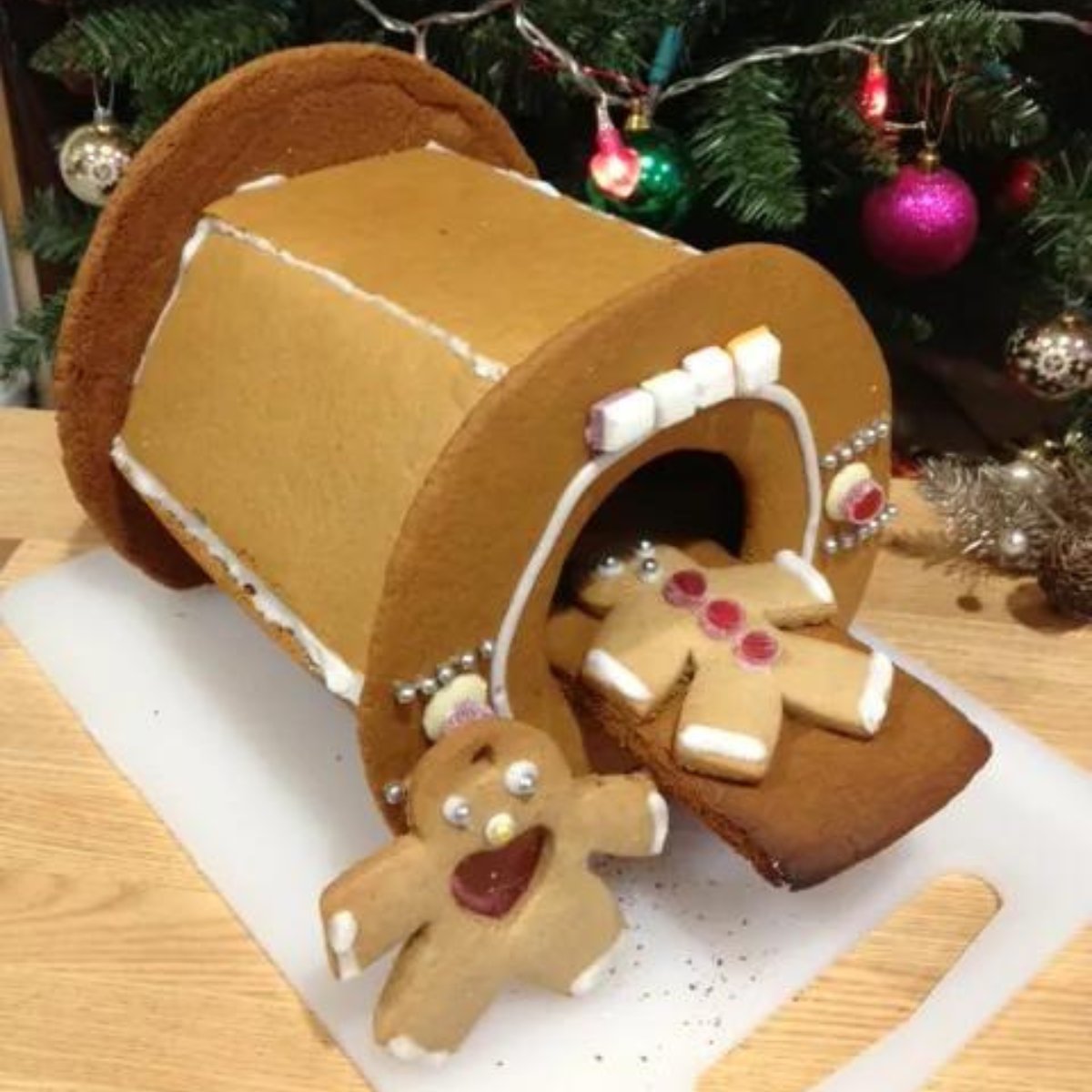 The world’s first gingerbread MRI scanner is here! Created by the students at the Oxford Centre for Functional MRI of the Brain (FMRIB) some years ago. Wishing you a very happy holiday season from the ACPSEM family to yours! #MRI #HappyHolidays