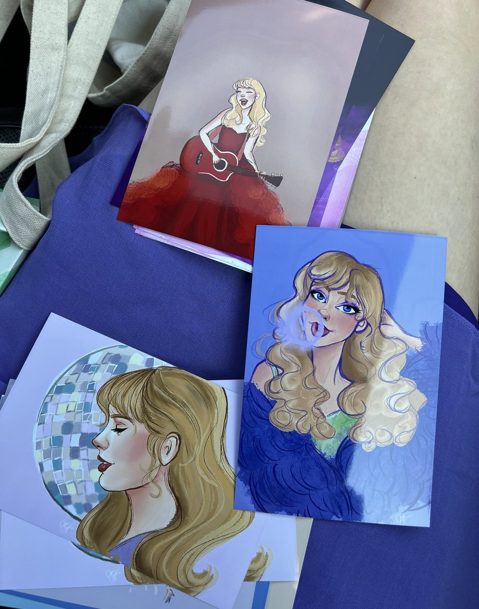 enchantedjess13's tweet image. one of my favorite taylor-related memories this year was passing out my art at the eras tour, whether i was inside or outside the stadium. it’s pretty incredible how her art has brought so many people joy and im hoping my own did the same in a small way #HappyBirthdayTaylorSwift