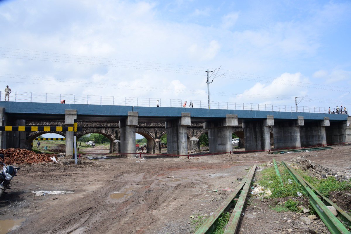 #CRInfrUpdates 
- Daund – Manmad Doubling –
- Total length – 236.61 km 
- Length Commissioned – 134.31 km 
- Remaining - 102.3 km  
- Over all Physical Progress – 78%
- Cost - ₹ 2081.27 Cr.
- Expenditure till date - ₹ 1624.53 Cr.

-Completed Doubling – 134.31 km (56.76%)…