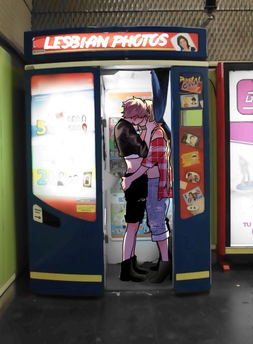 Curryuku's tweet image. Hanna and Rei taking Purikura photos 📸