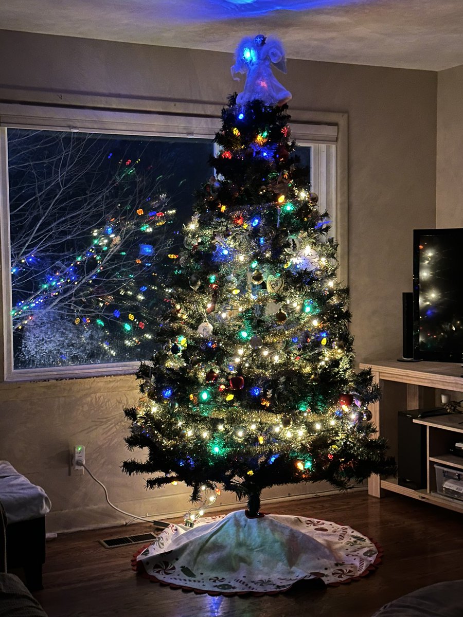 TanisLattanzio's tweet image. Day 4 of the 6 days of Christmas… rocking around the Christmas Tree (at home and at school) #ThemeOfTheDay @ALOECTA_Unit @SheenaALOECTA