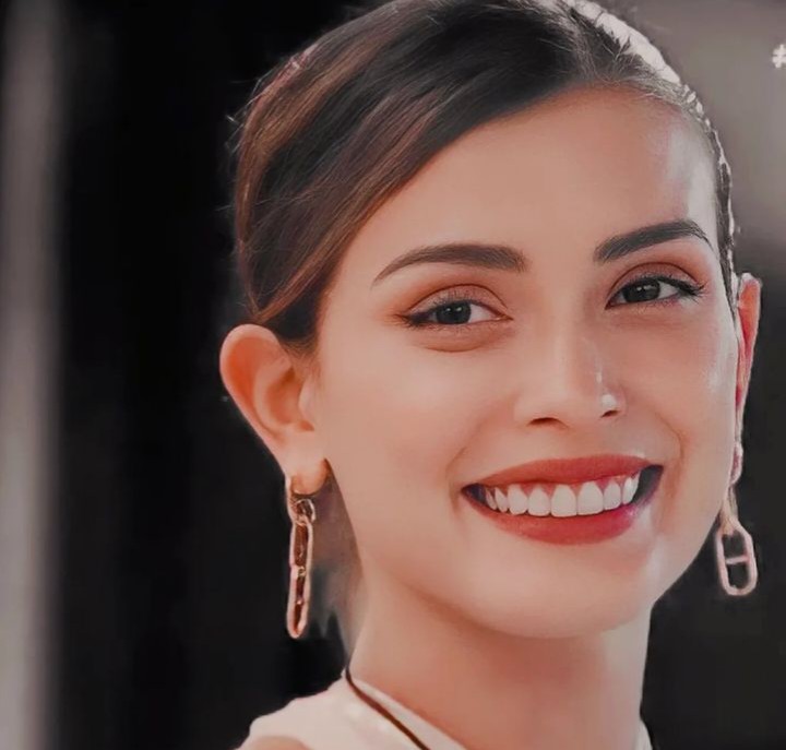 NicoleGlammyta's tweet photo. ' recuerda a tu Favorita y ganadora siendo FeLiz y Libre a fuera #GranConstanza merece lo mejor recuerdala con esta foto hermosa y sonriente #granhermanochile #GranHermanoCHV soy #conistas por mi #cony #constanzapia mi unica reina bella πΈππππππ€©πͺπ§ββοΈπππ»ππ³οΈβπ https://t.co/rI91HFhjMS