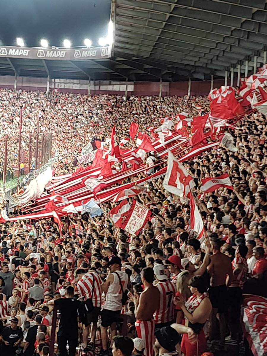 FinoYossen's tweet image. Estudiantes perdió un clásico después de 13 años. Mientras era festejado como un campeonato por parte del vencedor, el Pincha se puso el overol y trabajó para lograr el CAMPEONATO después de precisamente, 13 años.

Diferencias. Felicitaciones. #EDLP 🇦🇹🌟