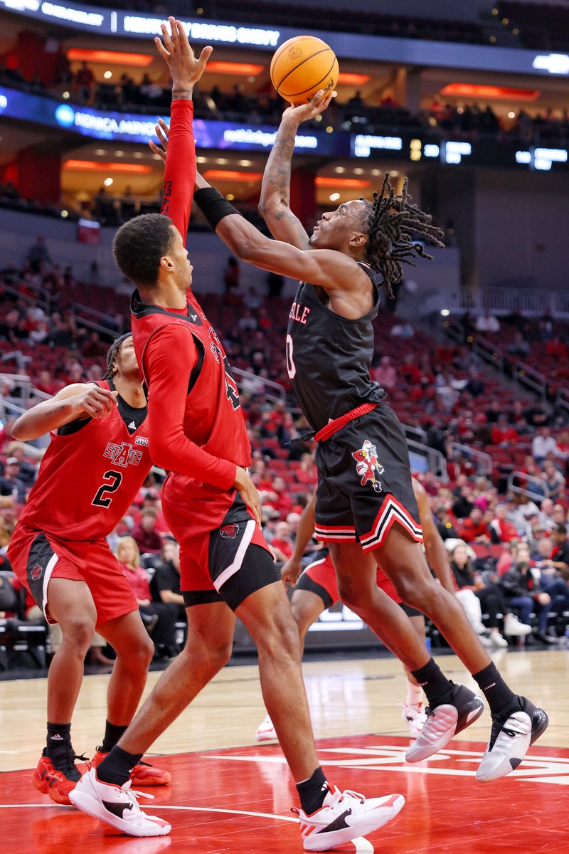 14:45 to play and Cards are down 49-38 and Ark St is driving at will. This is bad basketball both ways. @UofLSheriff50