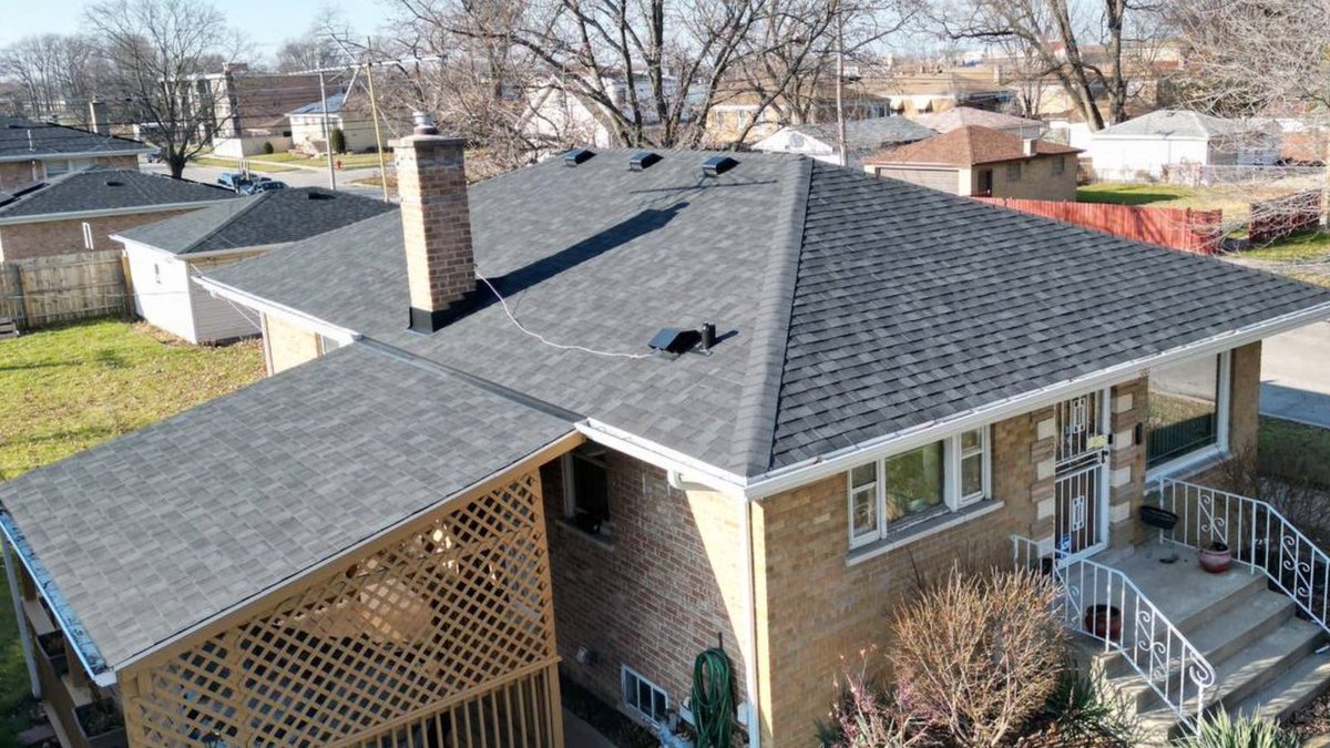 Just wrapped up a roof in Evergreen Park that's so sleek, it's practically the James Bond of rooftops – minus the tuxedo. 🤵🏻‍♂️🏠 

#GlobalExteriorExperts #RoofingProject #Roofer #HomeRemodeling #NewRoof #RoofingIdeas #EvergreenPark #Chicagoland #RemodelingContractors #OnyxBlack