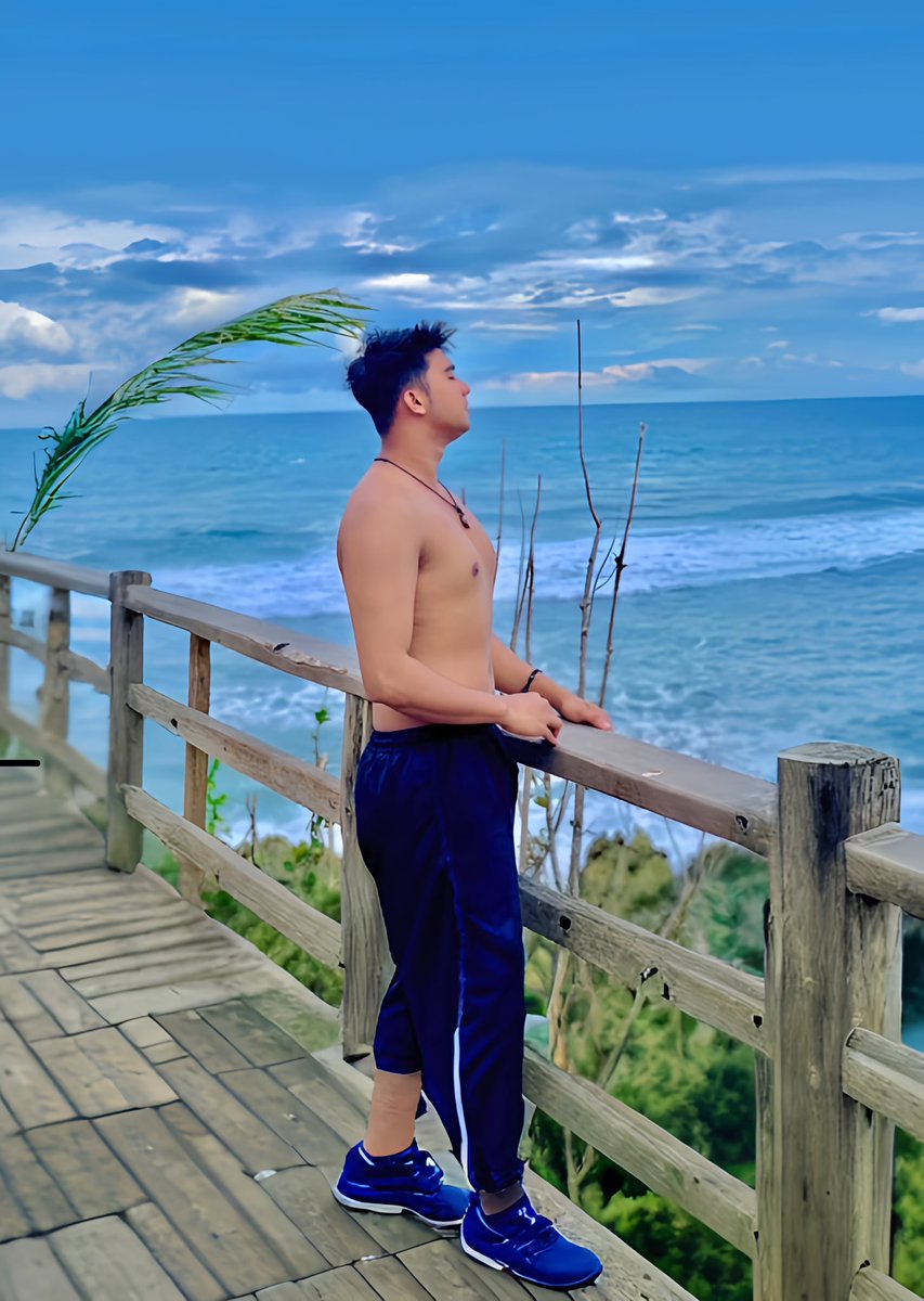 Zitro22S's tweet photo. Come with me.🏖️ https://t.co/ThzYkhgocq