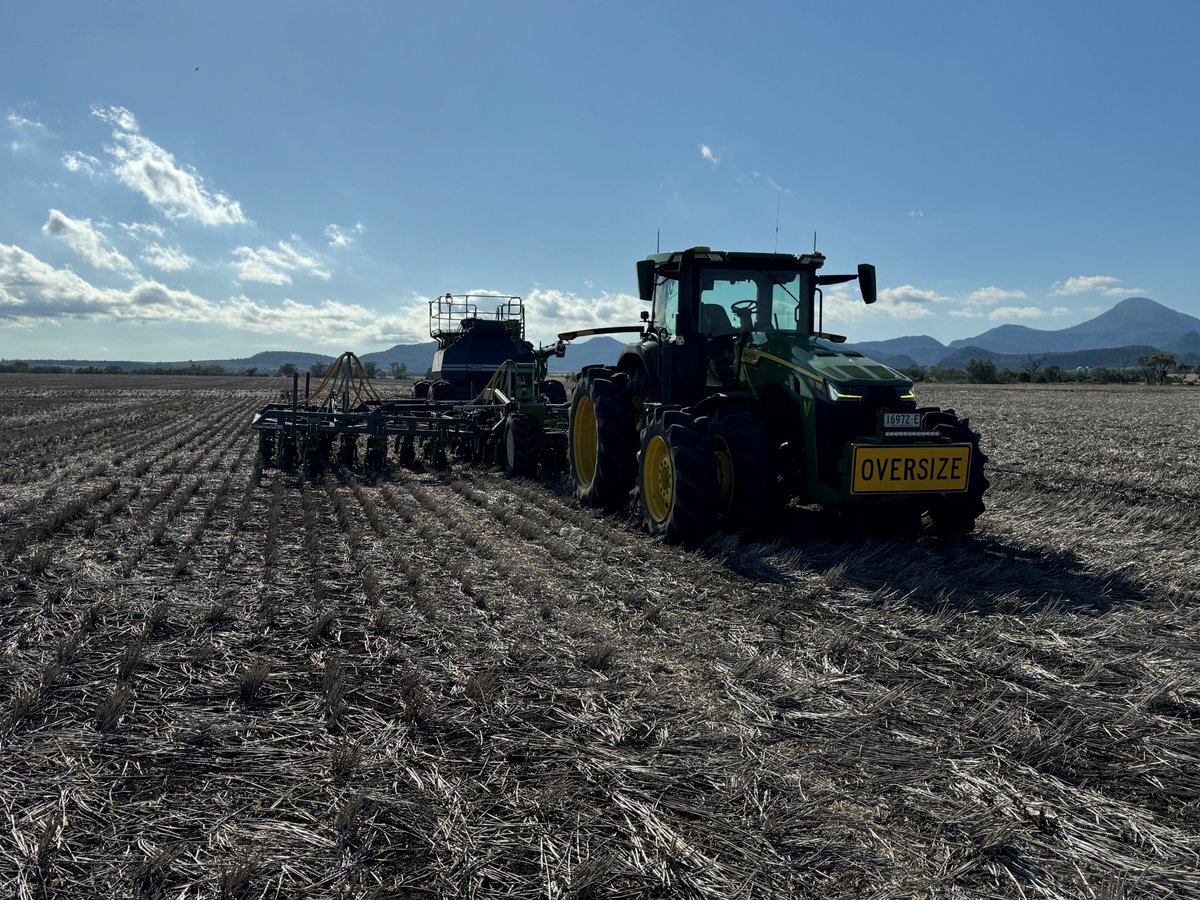 This week has seen more sorghum being planted into moisture. Here we have <a href="/pioneerseedsau/">Pioneer Seeds - Australia</a> A14 variety going in north of Narrabri, planted with a 12m Boss Agriculture planter pulled by a JD410 tractor <a href="/JohnDeereAUNZ/">John Deere (AU, NZ)</a>