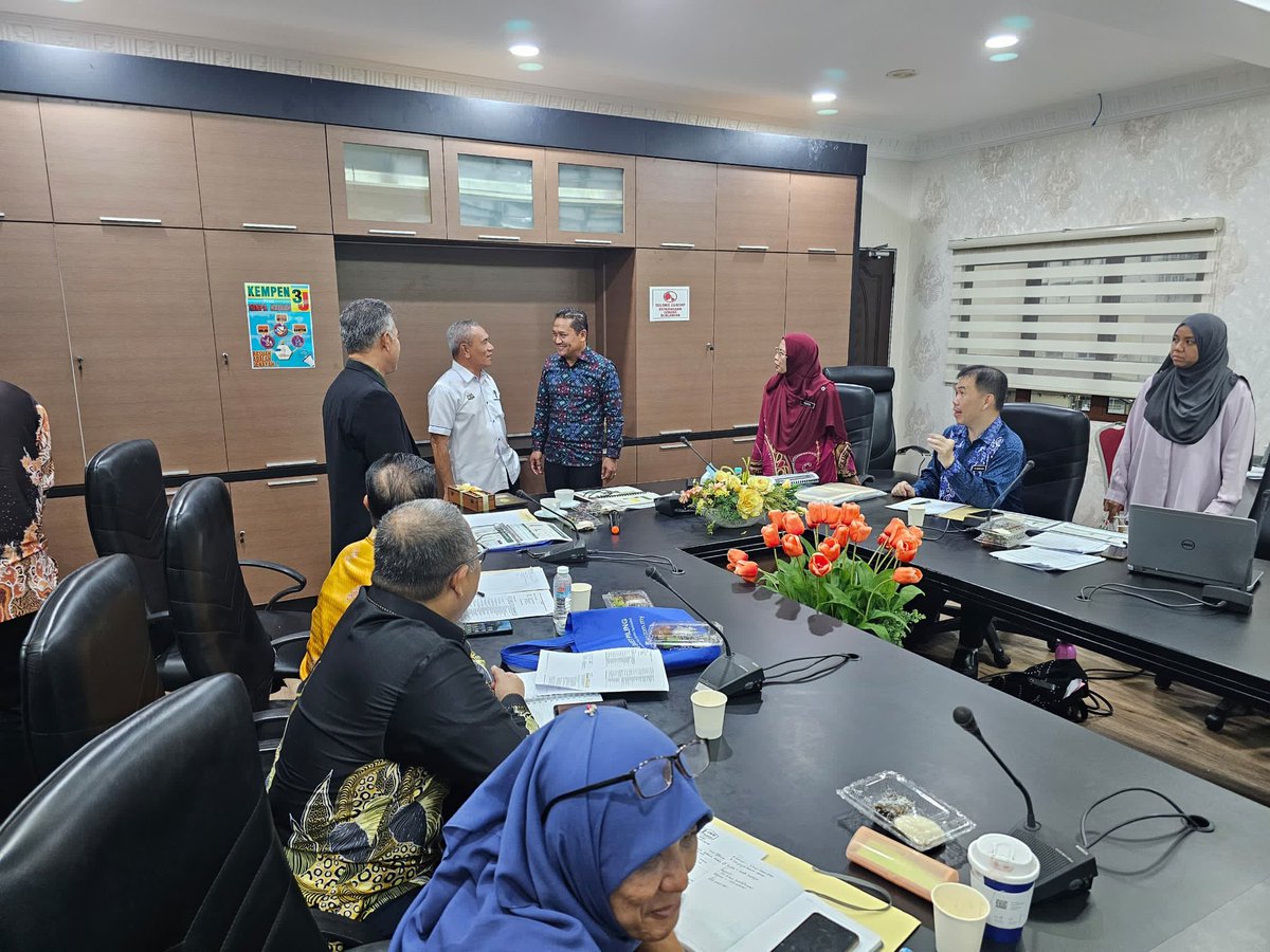 CawJalanJKR's tweet photo. 14.12.23-Kunjungan Hormat ke Pejabat Pengarah JKR Melaka &amp; Mesyuarat Kajian Semula Pengurusan (MKSP) Cawangan Jalan Tahun 2023 dipengerusikan oleh PKCJ @IEsa2018 bertempat di JKR Melaka.

@badio64 @NasriZulkipli @JKRMelaka @IPJKR_Official  @moworksmy https://t.co/rU18bmaFfm