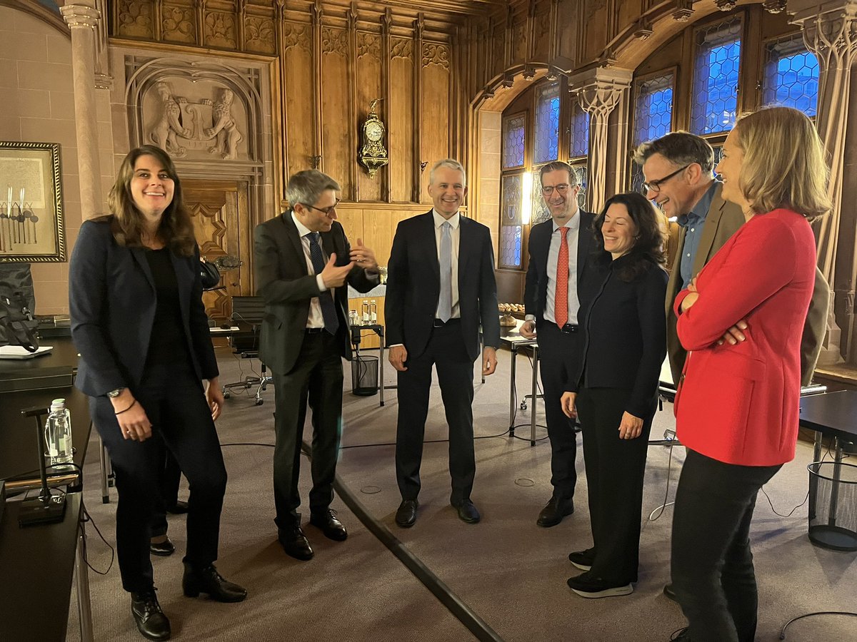 Heute Morgen um 8 Uhr Amtsübergabe: Der Regierungsrat verabschiedet den gestern in den Bundesrat gewählten Beat Jans in einer letzten gemeinsamen, ausserordentlichen Regierungssitzung. Alles Gute im neuen Amt. Basel ist stolz.