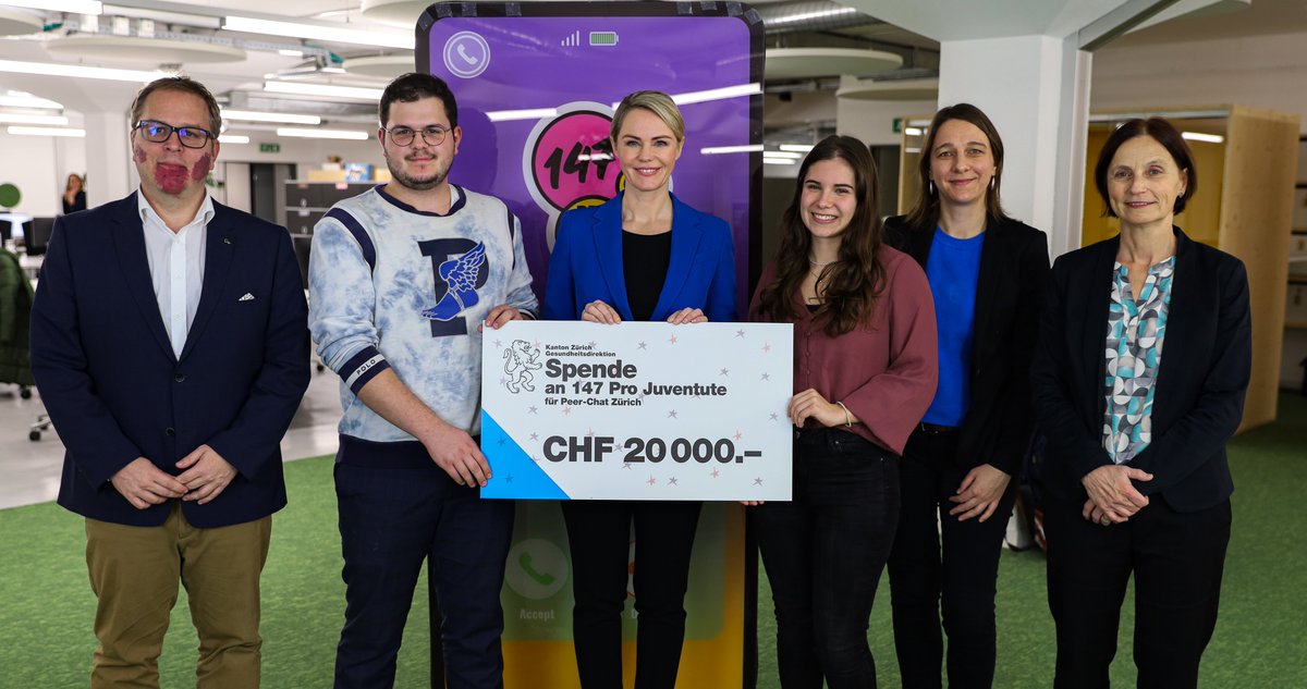 Besuch von Regierungsrätin <a href="/NatalieRickli/">Natalie Rickli</a>  bei Pro Juventute. Sie überreichte der Stiftung persönlich die Weihnachtsspende der Gesundheitsdirektion für unseren Peer-Chat am Standort Zürich, der Kindern und Jugendlichen mit psychischen Belastungen zur Verfügung steht. <a href="/gd_zuerich/">Gesund Kanton Zürich</a>