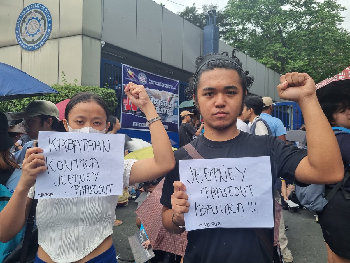 SinagbayanPUP's tweet photo. KABATAAN KONTRA JEEPNEY PHASEOUT!

Mula sa tarangkahan ng LTFRB hanggang sa strike center sa Sta. Mesa, nakiisa ang mga kabataang artista ng bayan sa laban ng mga tsuper! Hindi ang huwad na jeepney modernization program ang tutugon sa problema ng mga komyuter. https://t.co/DHg6mrg5eQ