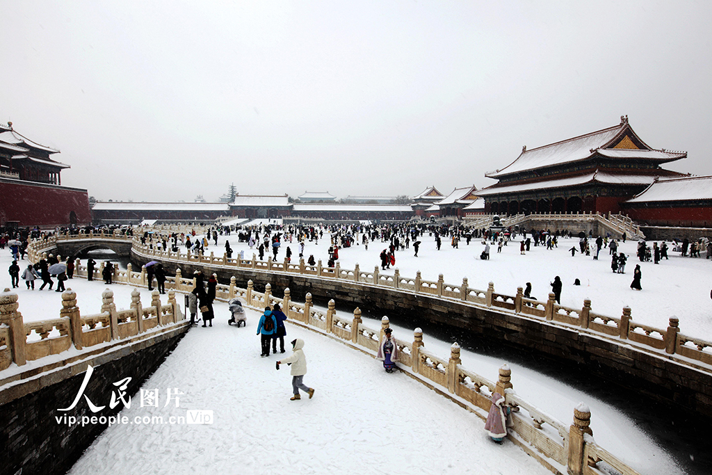 PDChinese's tweet photo. 【北京：雪映故宮】12月13日，北京迎來入冬以來第二次降雪。飛雪中的故宮博物院白雪皚皚、銀裝素裹、如詩如畫。 https://t.co/9R89G6Qfmy
