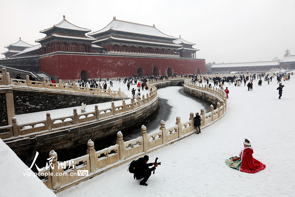 PDChinese's tweet photo. 【北京：雪映故宮】12月13日，北京迎來入冬以來第二次降雪。飛雪中的故宮博物院白雪皚皚、銀裝素裹、如詩如畫。 https://t.co/9R89G6Qfmy