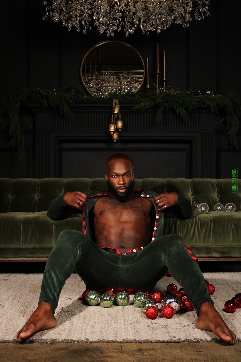 QuincyEnnis's tweet photo. Waiting For Santa 🎅🏾
Model: @Official_Flexxx
Apparel: @Differio
📸: @QuincyEnnis
#differio #christmastimeisnear #merrychristmas🎄 #seasongreetings https://t.co/YQIHrIQkd3
