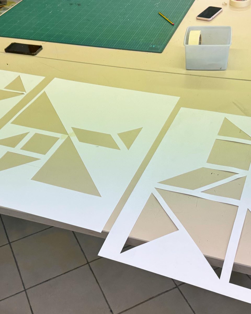 L’alumnat de Cultura Visual i Infància, menció EVP, ha començat el mural a la sala Smart del <a href="/CRAImundet/">CRAI Biblioteca del Campus Mundet</a> ! <a href="/EducacioUB/">Facultat Educació UB</a>