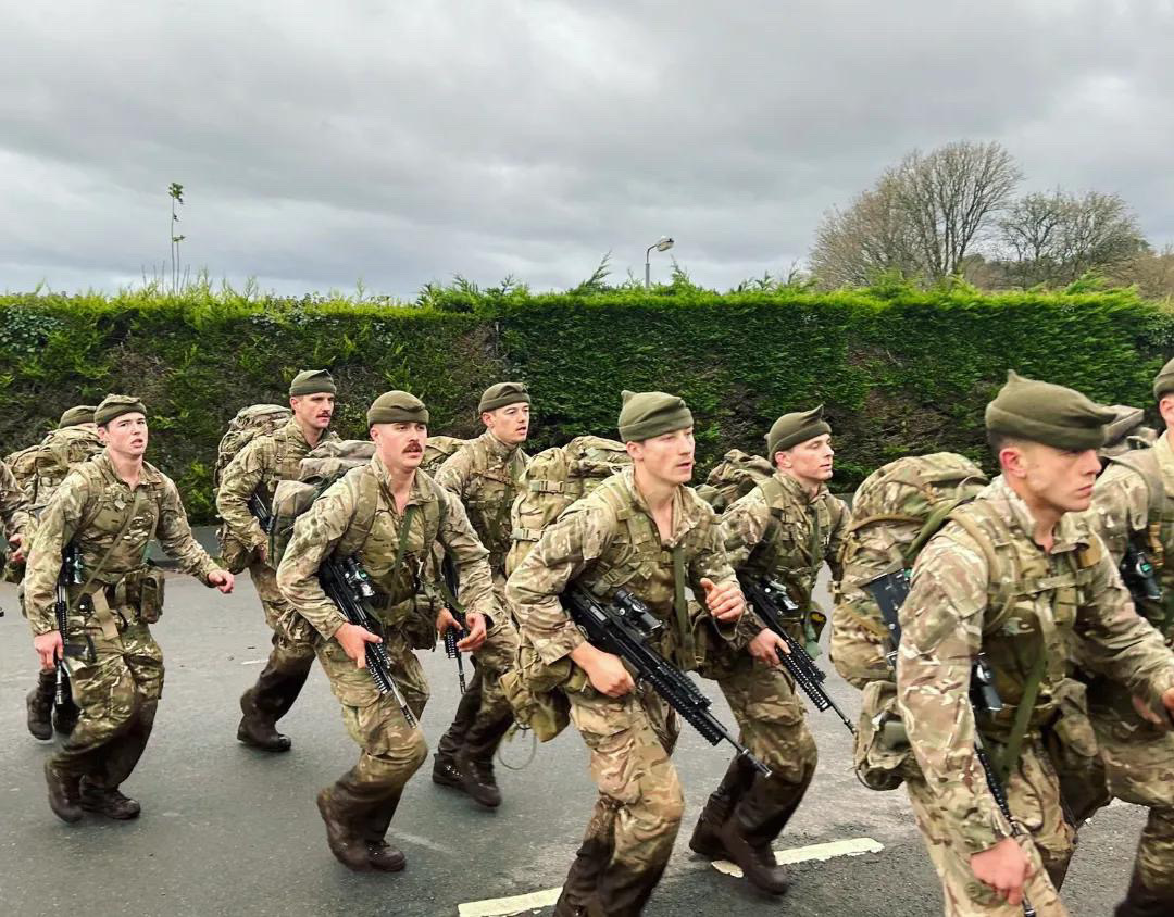 We would like to congratulate those who recently earnt their Green Berets after 15 weeks of training and testing. Welcome to the #CommandoSappers!  🗡 💪 🇬🇧 
 
#SapperFamily #Ubique
