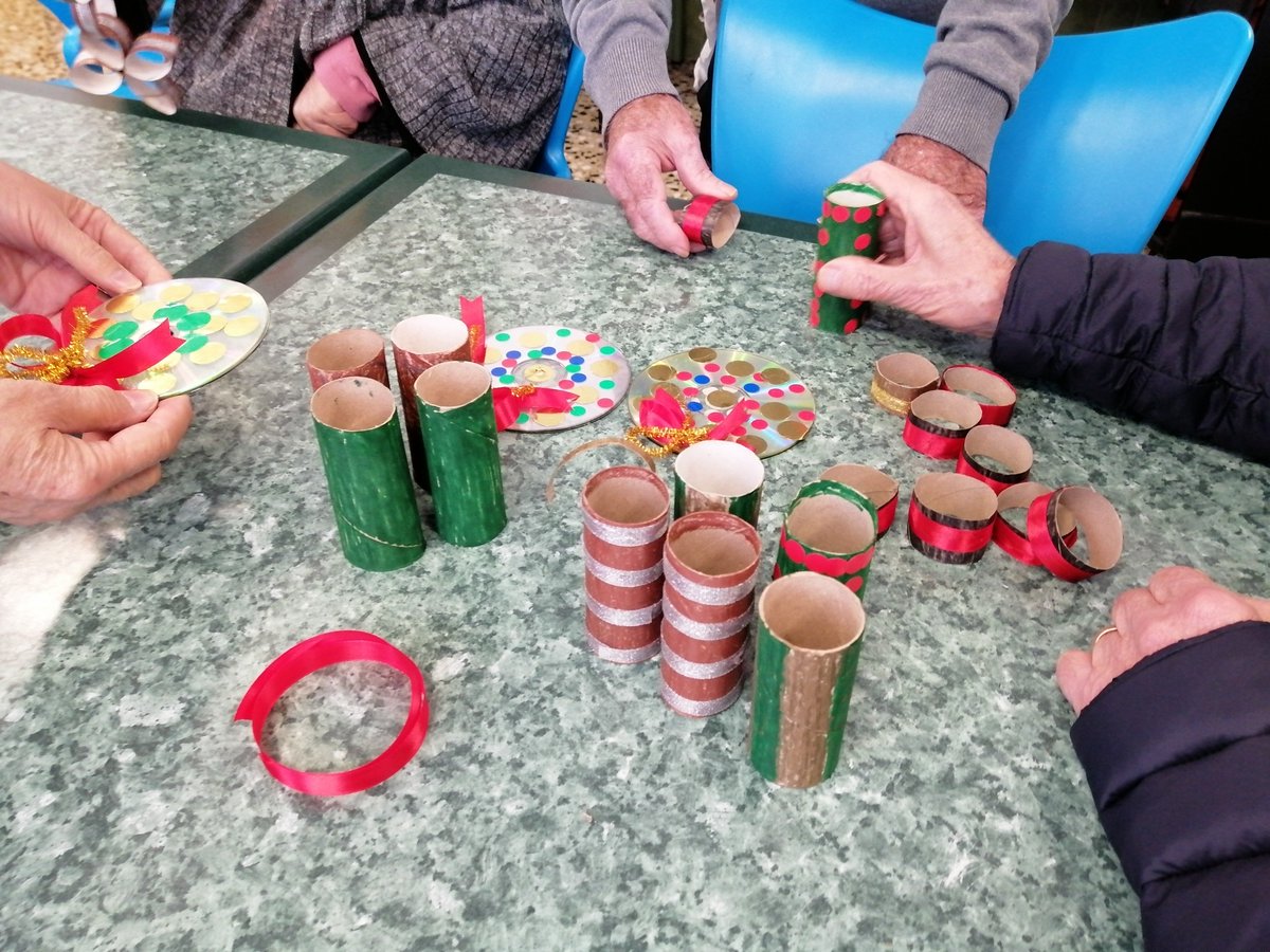 Estuvimos en el SPAP de Sot de Ferrer 📍 realizando un re-taller. Con CD y rollos de papel de WC  se fabricaron  unos bonitos adornos navideños🎄. 

¡Una manera muy divertida de reutilizar♻️💚!