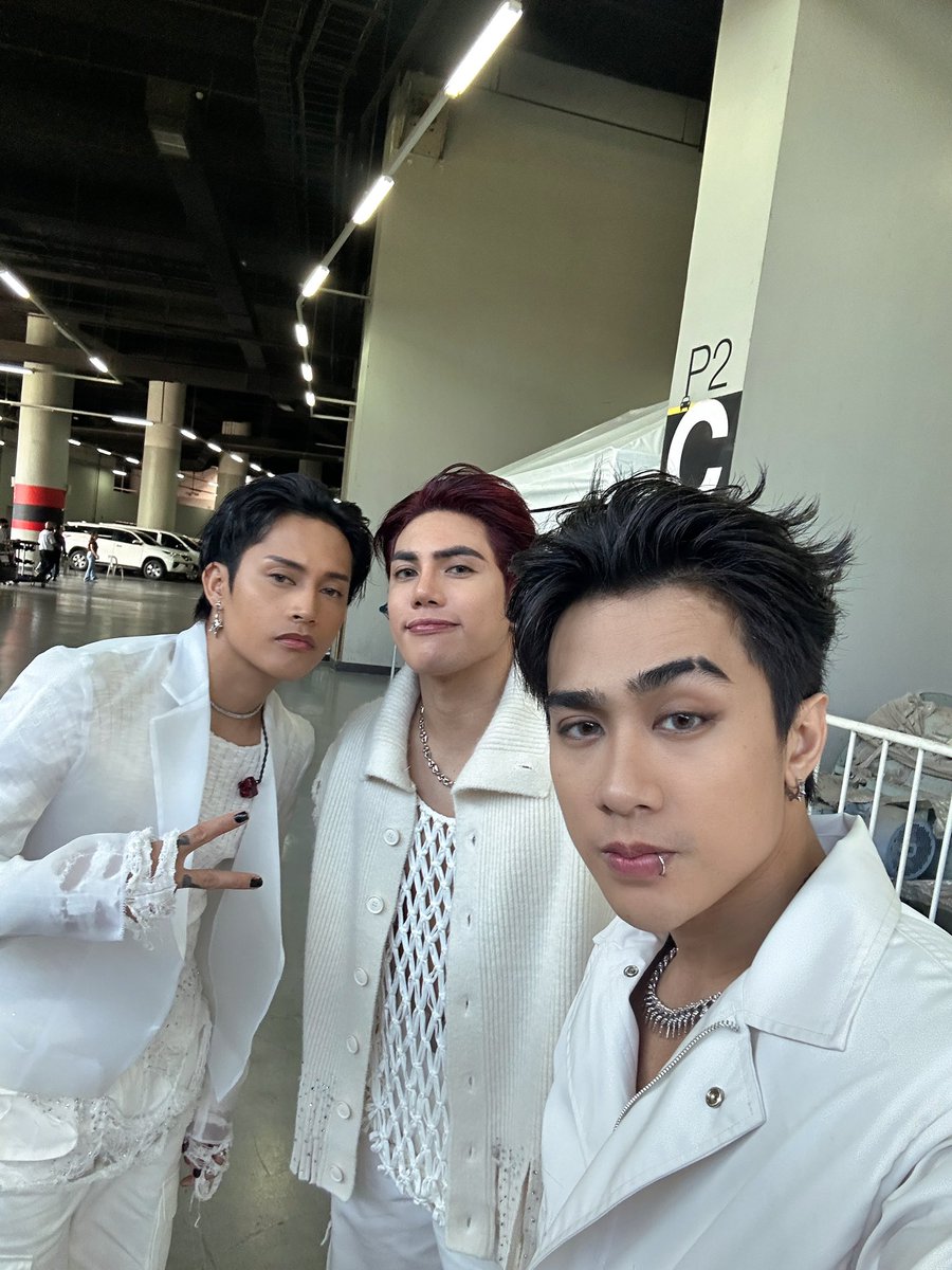 SB19Official's tweet photo. It’s indeed an honor to share the stage with so many great artists. Enjoy the rest of the show! ✨🇵🇭

#SB19 #SB19atAAA2023 #AAA2023inPH #2023AAA https://t.co/J955eopPVp