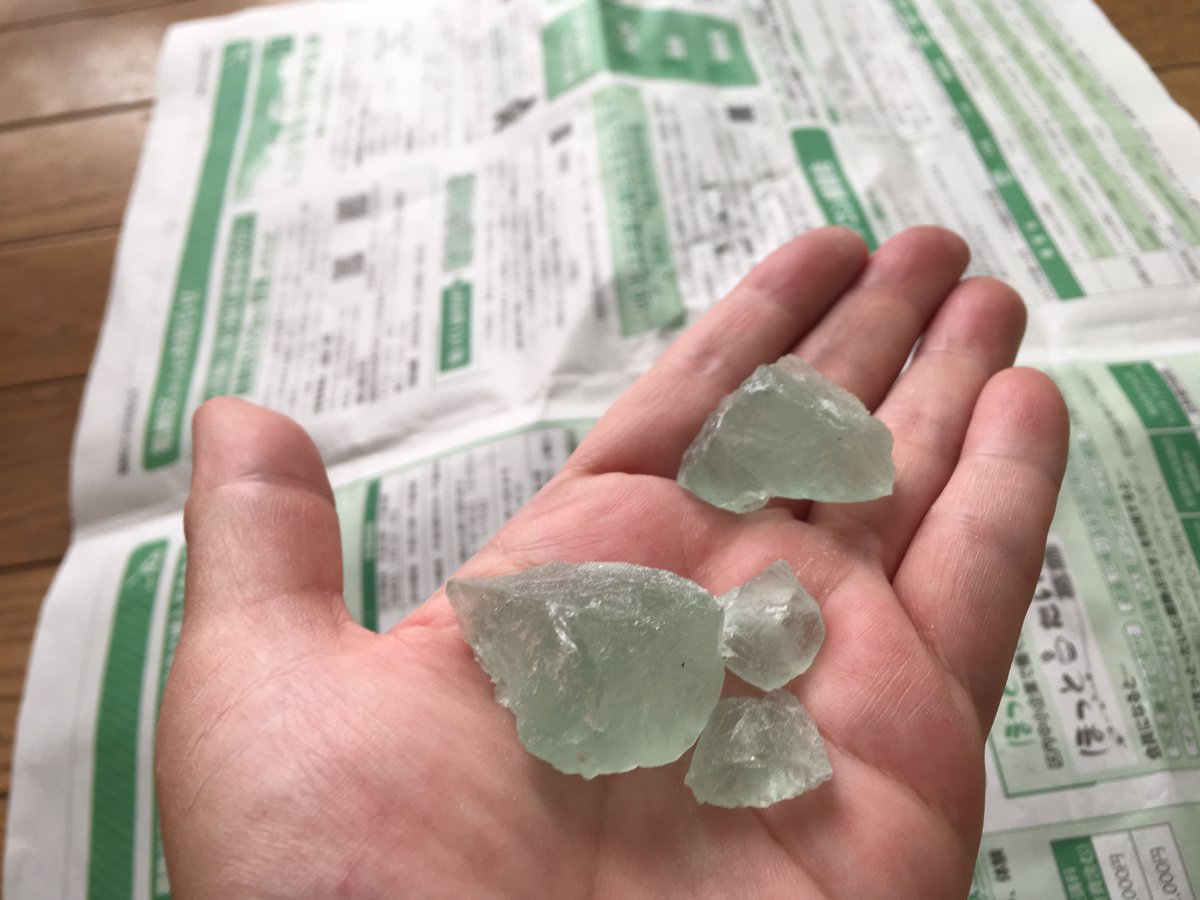 ダイソーの天然石ディフューザーを買ってみた。緑の方がフローライト